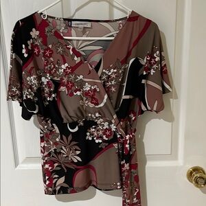 Jennifer Lopez top with electric as shown